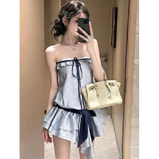 批发慵懒风淡蓝色<b class='q'>提花</b>条纹拼色抹胸不规则<b class='q'>连衣裙</b>夏季新款绑带百褶短裙