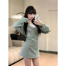 批发纯欲风<b class='q'>甜美</b>设计感十字架烫砖短裙新款复古甜辣显瘦百搭长袖连衣裙