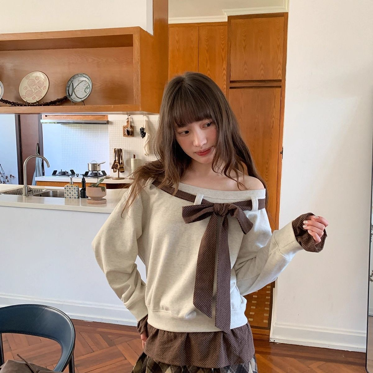 BY37409# 日系甜美小众波点拼接系带假两件卫衣女宽松百搭显瘦别致露肩上衣  服裝批發女裝批發服飾貨源