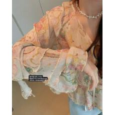 批发新款外搭<b class='q'>喇叭袖</b>薄纱设计感荷叶边碎花v领雪纺衬衫