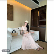 牛牛塞纳花瓣春夏温柔辣妹一字肩上衣+裙N26Y30558+N26Q30559