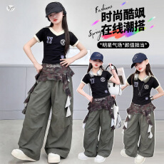 批发女<b class='q'>童</b><b class='q'>美式</b>街舞服<b class='q'>套装</b>2026夏新款中<b class='q'>大</b><b class='q'>童</b>V领T恤迷彩飘带阔腿裤表演服