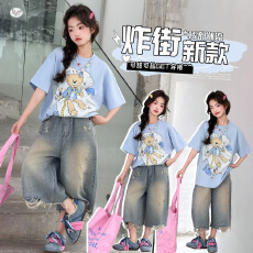 批发女童中大童2026年夏季当季卡通印花短袖重工牛仔七分裤两件套撞色