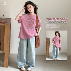 批发女童树莓红字母T恤烫钻牛仔裤<b class='q'>套装</b>2026夏款中大童宽松短袖弯刀裤