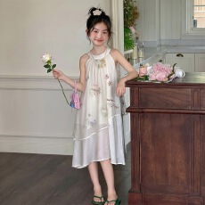 批发<b class='q'>女童</b>挂脖<b class='q'>连衣裙</b>2026夏新款中大童甜美立体花朵吊带裙度假风沙滩裙