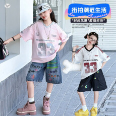 批发<b class='q'>女</b><b class='q'>童</b><b class='q'>美式</b><b class='q'>V领</b><b class='q'>球衣</b>2026夏季新款中<b class='q'>大</b><b class='q'>童</b>字母印花宽松T恤速干运动短袖