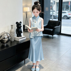 批发女童新中式套装2026<b class='q'>夏</b>新款中大童竹纹盘扣旗袍上衣缎面鱼尾裙<b class='q'>夏</b>装