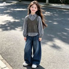批发女童韩系套装2026新款中大童泡泡袖格子衬衫马甲牛仔弯刀裤三件套