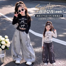 女童休闲秋装套装2026新款中大童修身长袖T恤卡通卫裤花边阔腿裤
