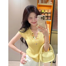 批发<b class='q'>韩版</b>多巴胺纽扣v领针织短袖T恤女夏小香风设计感气质显瘦别致上衣
