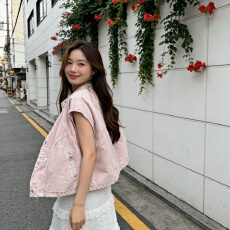 批发“冰岛海盐”新款早春复古重工立领巨好看的<b class='q'>牛仔</b>马甲少女