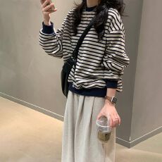 批发韩系设计感拼接红灰色条纹圆领<b class='q'>卫衣</b>女秋<b class='q'>宽松</b>软糯长袖上衣