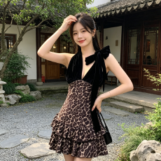 批发性感蓬蓬裙千金风挂脖露背修身显瘦连衣裙潮2026新款春秋豹纹纯欲