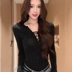 批发时尚<b class='q'>V领</b>绑带<b class='q'>T</b><b class='q'>恤</b>女春夏新款小众钻石设计感修身内搭上衣