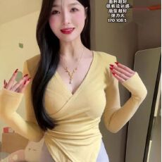 批发交叉v领修身紧身纯欲短款长袖t恤女 2026秋季新款 减龄 纯欲风