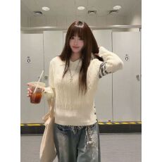 批发刺绣款简约基础翻领侧扣修身<b class='q'>针织衫</b>女秋冬纽扣氛围感时尚毛衣上