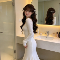 批发<b class='q'>白色</b>长袖连衣裙子女秋季2026新款高级感鱼尾收腰性感露背包臀长