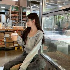 批发灰色短款连帽加绒加厚卫衣外套女秋冬新款上衣穿搭开衫 应季新款