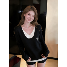 批发美式设计感黑白假两件v领上衣 应季新款 洋气 减龄 宽松版型