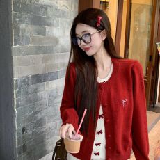 批发红色毛衣女秋季新款宽松慵懒感刺绣假两件针织开衫外套 新款上市