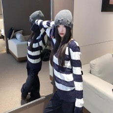 批发蓝白条纹V领毛衣女秋季款设计感辣妹内搭长袖衫新款百搭