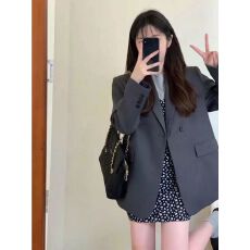 批发春秋新款灰色<b class='q'>西装</b>外套女西服今年流行小个子小众休闲上衣遮肉