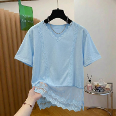 批发实拍  大码 冰蓝色V领<b class='q'>蕾丝</b>拼接松弛感<b class='q'>T</b><b class='q'>恤</b>女薄款宽松胖mm上衣