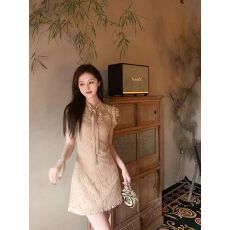 批发法式卡其色温柔风淑女气质收腰蕾丝连衣裙2026夏季新款飞飞袖短裙