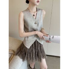 批发复古浅灰色开衫马甲女2026夏季新款洋气叠穿<b class='q'>时尚</b><b class='q'>个性</b>纽扣收腰上衣