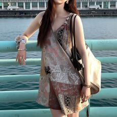批发复古慵懒短款度假<b class='q'>连衣裙</b>新款<b class='q'>夏</b>季浪漫印花不规则色感沙滩吊带裙