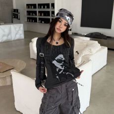 批发秋季美式人像复古辣妹正肩<b class='q'>印花</b>修身打底衫T恤女设计新款显瘦上衣