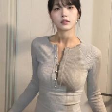 批发美式复古辣妹设计感纽扣半开领长袖T恤女秋季<b class='q'>修身</b>显瘦<b class='q'>打底衫</b>上衣
