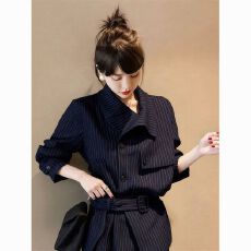 批发藏蓝色条纹风<b class='q'>衣外套</b>女春2026新款高端时髦个性洋气超好看掐腰上衣