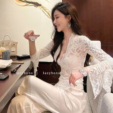 批发蕾丝上衣女轻奢高级感气质名媛纯欲性感微透喇叭袖内搭叠穿<b class='q'>打底衫</b>