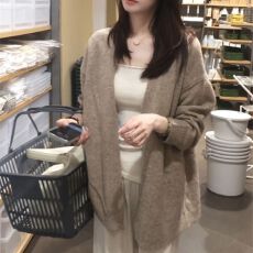 批发品牌慵懒风燕麦色毛衣<b class='q'>开衫</b>外套女早秋2026新款巨好看的针织衫上衣