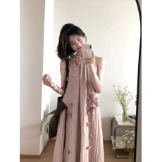 批发法式粉色花朵露肩无袖挂脖连衣裙女夏季新款海边度假收腰气质<b class='q'>长裙</b>