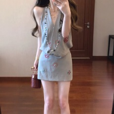 批发法式小香风珠片<b class='q'>绣花</b>灰色挂脖V领<b class='q'>连衣裙</b>夏日绝美小裙子高级感短裙