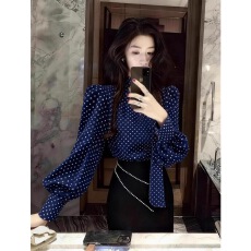 批发藏蓝色波点<b class='q'>衬衫</b>女轻奢高级感春季穿搭复古法式独特漂亮雪纺小上衣