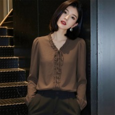 批发咖色V领长袖<b class='q'>衬衫</b>女士2026年秋季<b class='q'>新款</b>洋气减龄显瘦松弛感花边上衣