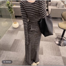 批发OS&oneshow韩版<b class='q'>条纹</b>圆领长袖<b class='q'>连衣裙</b>女2026秋季新款收腰包臀长裙