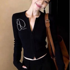独特超好看上衣女2026年春季新款法式高级感小众时尚气质长袖t恤
