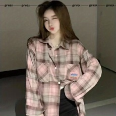 批发粉色磨毛<b class='q'>衬衫</b>女高级感新款2024年秋季格子中长款宽松贴标长袖上衣