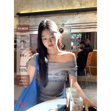 批发红人馆短袖t恤女夏季斜肩灰色chic韩系露肩针织设计感一字肩上衣
