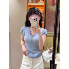 批发蓝色V领彩色纽扣短袖针织衫女2026夏季新款修身薄款独特绝美上衣