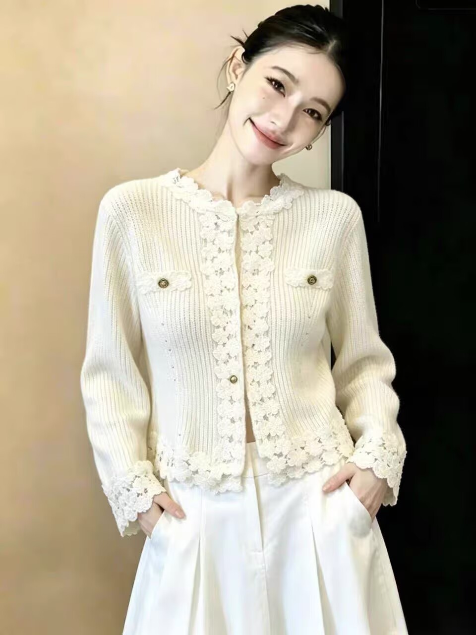 BY34857# 白色蕾丝花边V领针织开衫女秋装独特漂亮设计感毛衣外套气质上衣  服裝批發女裝批發服飾貨源