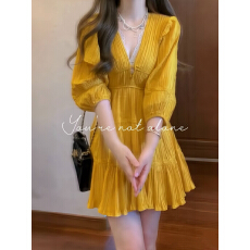 批发黄色V领<b class='q'>连衣裙</b>女夏季大码胖mm法式气质多巴胺旅游度假百褶短裙子