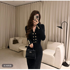 批发富家千金小香风黑色细闪碎钻秋冬气质V领金扣收腰高级感<b class='q'>连衣裙</b>