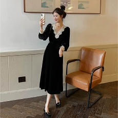批发黑色丝绒连衣裙女2026春秋新款V领气质<b class='q'>长裙</b>法式<b class='q'>复古</b>赫本风小黑裙