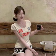 批发档口上新 美式复古字母印花V领短袖T恤女修身显瘦上衣