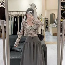 批发档口上新 2026新款法式复古爱心印花长袖上衣女V领收腰显瘦打底衫